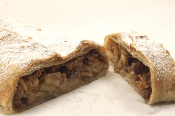 torta di tradizione trentina strudel di mele e uvetta con crema pasticcera