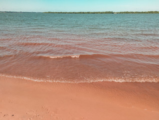 playa grande con cielo despejado y bonitos colores