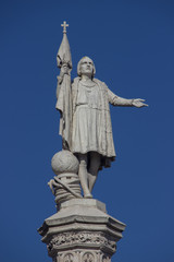 Fototapeta na wymiar Estatua de Cristobal Colón viendo tierra