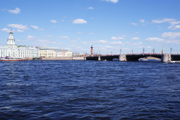 Obraz premium The bridge across the Neva River in St. Petersburg, Russia. 