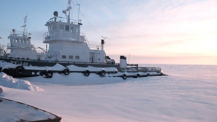 The ship froze in the ice of the river.