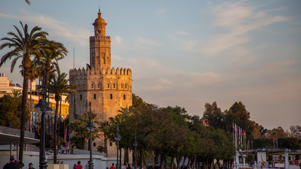 Obraz premium Torre del oro con paseo de palmeras