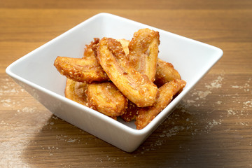 ฟppetizers, bananas fried in white cups on wooden floors