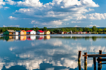 Obraz premium Floating houses of lake Bokodi, a beautiful place to see in Hungaria