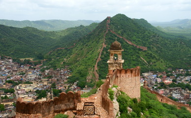 Fototapeta na wymiar Beautiful view at the walls and hills around Amber fort in Jaipur