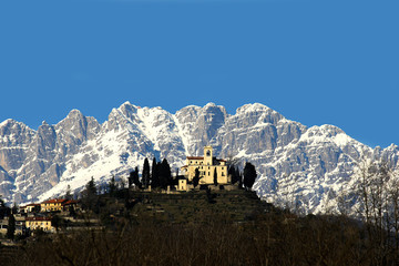 Panorama con la chiesa di Montevecchia e il monte Resegone