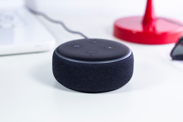 Assistente vocale wi-fi sulla scrivania, casa inteligente  e tecnologica
