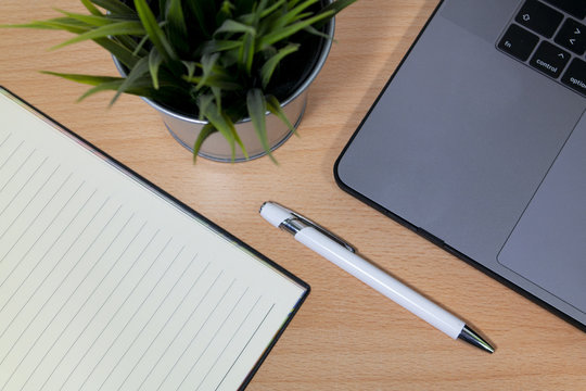 Prendere appunti con un agenda, il computer in una scrivania
