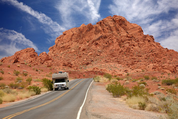 Valley of Fire State Park - Strasse mit Wohnmobil (USA/Nevada)