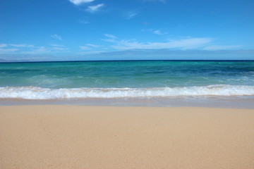 Playa con arena, mar y cielo azul. paisaje relajante