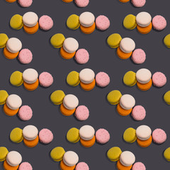 Obraz premium Seamless pattern heap of four multi-colored macaroon on dark background