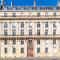 Fototapeta na wymiar Bordeaux, beautiful french city, typical building in the center