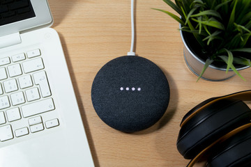 Assistente vocale wi-fi sulla scrivania, casa inteligente  e tecnologica