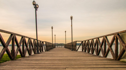 Obraz premium Romantic wooden walkway on the lake
