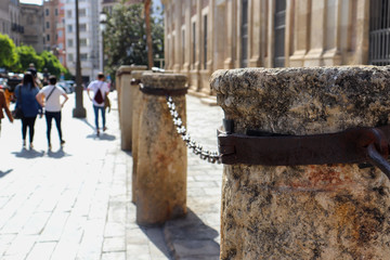 cadenas que sostienen algunos pilares que con el tiempo permanecen inertes