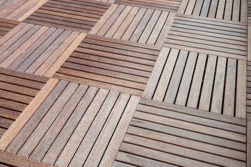 Terrassenboden aus braunen Holzfliesen als Hintergrund oder Textur