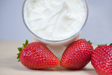 strawberries with joghurt