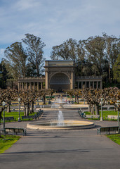 Obraz premium Music concourse in Golden Gate Park with fountain and trees in view