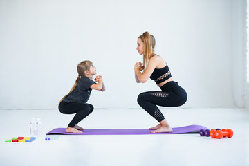 Obraz premium children practicing are engaged in gymnastics and yoga with teacher