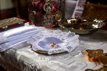 Naklejka na ściany i meble Wedding rings laid out on a plate in the Orthodox Church.