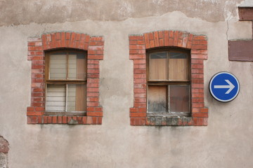 Fototapeta na wymiar Fenster alt. Fenster historisch. Fensterläden.