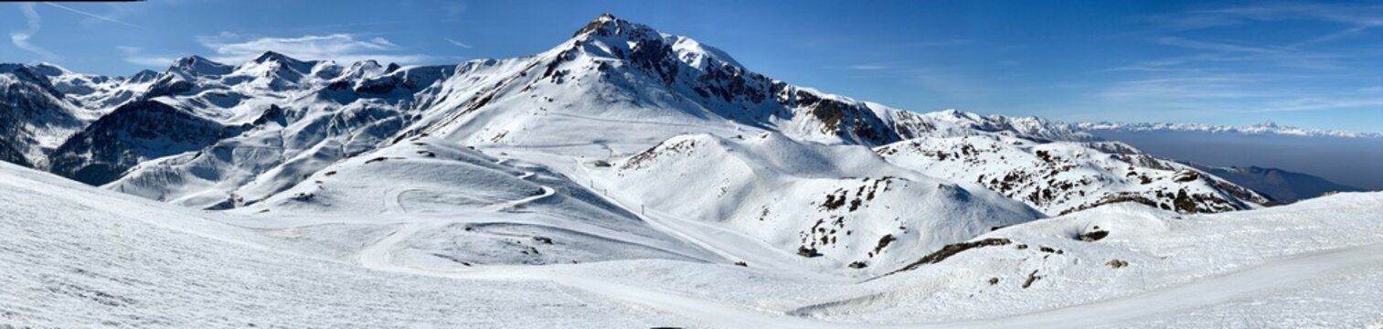 panorama delle alpi piemontesi innevate nel comprensori sciistico del Mondol&egrave;