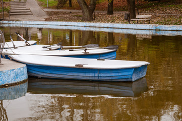 Fototapeta na wymiar The boat pond in the autumn Park.