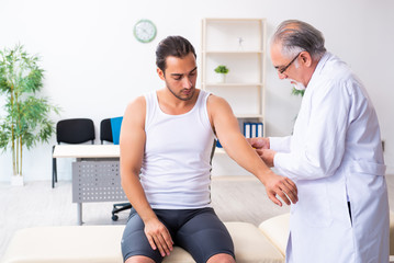 Obraz premium Young male patient visiting experienced doctor