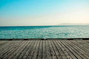 Foto op Plexiglas grijs houten dek van pier en blauwe zomerzee met lucht © magdal3na