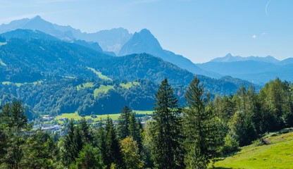 Fototapeta na wymiar Talkessel Garmisch-Partenkirchen Alpenpanorama 