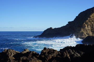 Brandung an der Küste von Madeira (Porto Moniz)