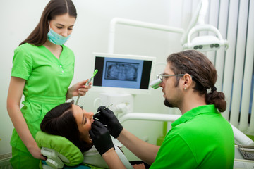 Obraz premium The dentist man are treating teeth to client in dental office