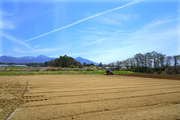 春の訪れとともに畑の耕作が始まる