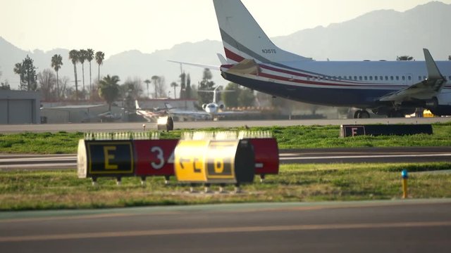 Boeing B737 taxiing to runway