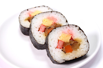 皿に盛った太巻き