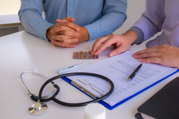 The doctor asked about the illness. Tell you how to take medication Health care Recovery from illness.