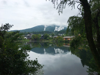 Fototapeta premium 温泉郷の風景 大分県湯布院 日本