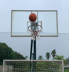 Aro de  baloncesto en un día de lluvia © Lorenzo
