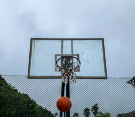 Aro de  baloncesto en un día de lluvia