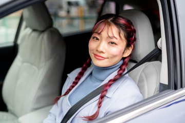 自動車に乗っている女性