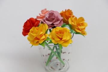 折り紙で作ったバラの花