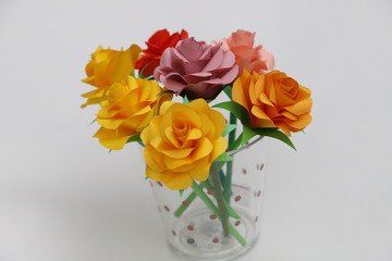 折り紙で作ったバラの花