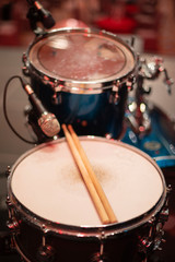 Obraz na płótnie Canvas drums on stage before a concert