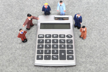 ビジネスマンと計算機