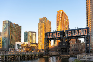 Obraz premium Long Island City, NY/USA - February 22, 2020: Gantry Plaza State Park at Sunset
