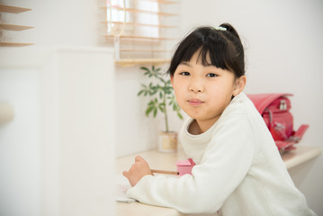勉強をする小学生の女の子