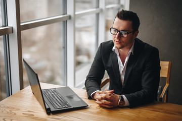 male businessman leads a dialogue with a client