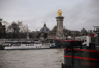 Un bateau sur la seine pr&egrave;s du pont alexandre 3