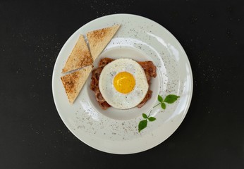 eggs with bacon and toast