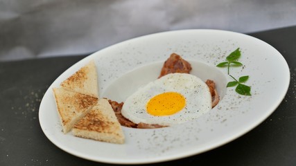 eggs with bacon and toast